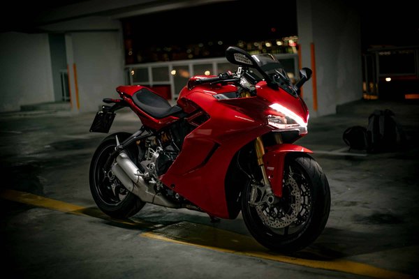 Quels sont les avantages des jantes en magnésium pour une Ducati Superleggera ?